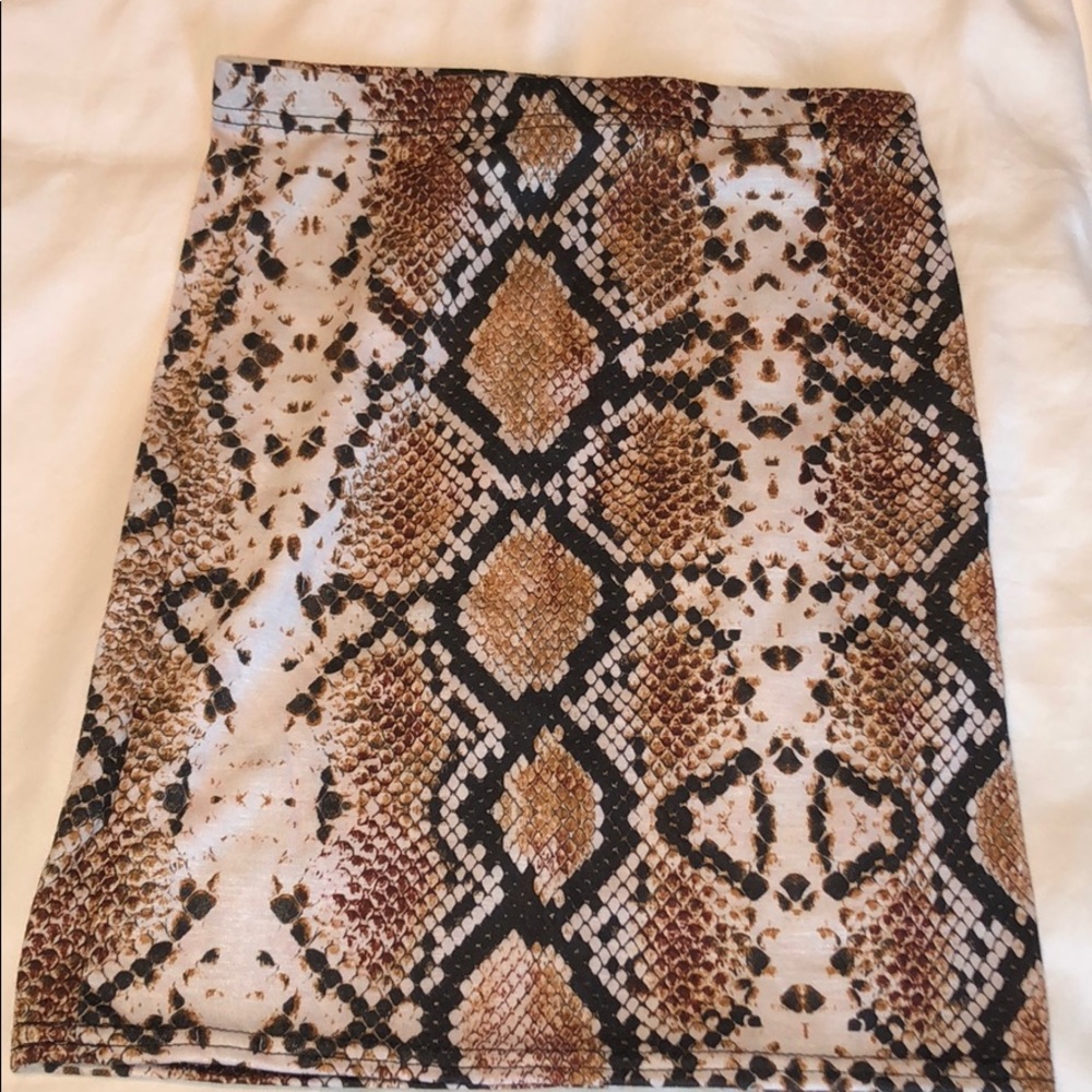 Prettylittlething snake skin skirt! Size 2